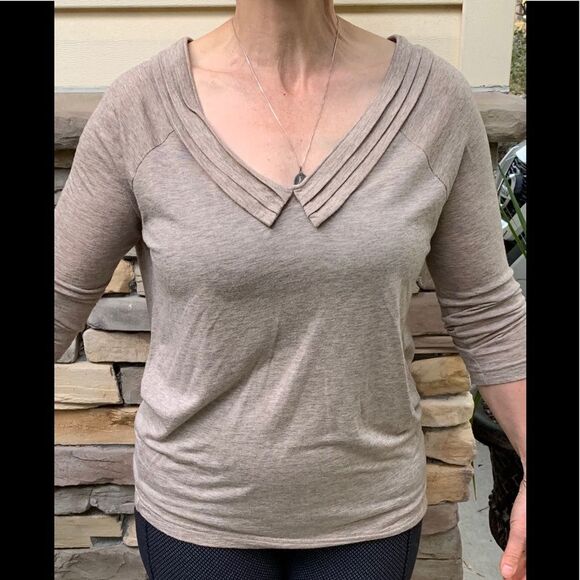 Mark Jacobs wide neck light beige blouse, deep neck, collar front/back, Small - Picture 1 of 9